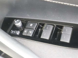 パワーウィンドウのスイッチです。運転席にいながら他の窓を開け閉めできる便利です。ロック機能も付いているのでお子様が悪戯して窓の操作も防げます!