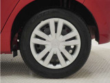 ◆純正ホイール装着車◆シンプルなデザインのホイールキャップ付きです。