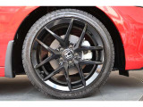 純正のアルミホイールが足元を飾ります!タイヤサイズは235/40R18を装備しております!!