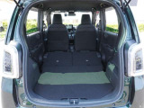 【多彩なシートアレンジ】リアシートを片側倒すと長物も運べます。お近くのホンダカーズ総社までお越しください。