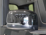 【ドアミラーウインカー】ウインカーと連動してミラー外側部分が点灯します。対向車や歩行者、並走するバイクや自転車からの視認性が上がります。