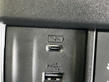 USBチャージャー搭載。スマートフォンなどの充電にとっても便利です