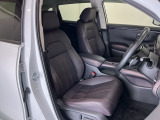 フロントは運転席と助手席が別々の広々としたセパレートシート、運転席は高さを調整できるハイトアジャスター付きでちょうどいいドライビングポジションに調整できます