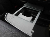 便利な収納式のカップホルダーもセンターに付いてます