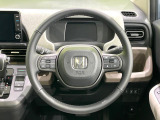 【純正革巻きステアリング】上質な革を使用することで、手にしっかり馴染みとても運転しやすいハンドルです♪