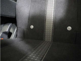 ◆ISOFIX◆シートベルトいらずでチャイルドシートと固定金具を連結するだけでがっちり固定できます。