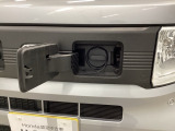 普通充電はフタを直接押し、急速充電は車内のボタンを操作して開け、あとは充電コネクターを差すだけで充電開始します。簡単な充電操作と、フタの開け方を変えることで差し間違いを防げる安心感。