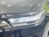 【LEDヘッドライト】悪天候や夜間走行時も良好な視界を確保し安心して運転できる高輝度LEDヘッドライトを装備!点灯速度が早く、消費電力も抑えられています。