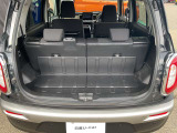 バックドアは大きく開きます。定員乗車時でも十分広いラゲッジスペースを確保しています