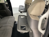 運転席・助手席の背もたれには、2列目シート用にカップホルダー付きの「格納式のシートバックテーブル」を装備しています。休憩時のちょっとした時間などカップを置いたり、小物置きに使えて便利です。