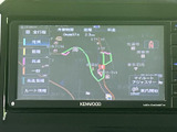 目的地設定やルート検索がスムーズに行えるナビゲーション機能を搭載。運転中の情報収集をサポートし、快適なドライブを演出します。操作性も良好です。