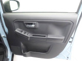 運転席・助手席ドアの内側にドアポケットが装備されています。