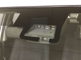 《Toyota Safety Sense》レーザーレーダーと単眼カメラを併用した「2種類の目」で、先行車を認識し、事故の回避や衝突被害軽減を支援します。