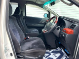 運転席まわりには十分なスペースがあり、大柄な方でもゆったり運転していただける環境です。