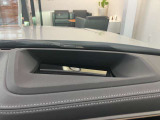 【ヘッドアップディスプレイ】現在の車速表示や目的地へのルート案内やメディア関連のリストを表示する事が可能です。視線移動を減らす事によりドライブに集中して頂けます。