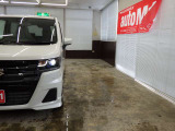当店では専任のメカニックが大切なお客様のお車を一台一台丁寧に整備いたします。自社認証工場にてリフトアップし下回りまでキッチリ検査いたします。