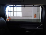 【ロールサンシェード】日よけとしての機能以外にも、車中泊や目隠しが必要な場合に便利な装備です。