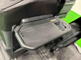 飲み物や食べ物を気軽に置ける格納式シートバックテーブルを、運転席と助手席の背もたれにご用意。車内の休憩も快適です!