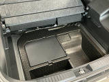 【ラゲージアンダーボックス】転がりやすい小さなお荷物などはこちらのボックスがお役立ち。スペースを有効活用しスッキリした車内空間に!