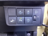 横滑りを抑制し車の姿勢の安定を図るVSC機能、衝突軽減ブレーキ、アイドリングストップ機能、車庫入れや縦列駐車など狭い場所でも安心な障害物センサーを搭載。