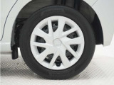 ◆純正ホイール装着車◆シンプルなデザインのホイールキャップ付きです。