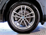 【BMWアロイホイル】軽量かつ強度に拘ったアロイホイル。走行性能ポテンシャルを引き出す設計。車の足元を引き締めてくれる大きなポイントはアロイホイルです。