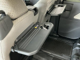 【格納式シートバックテーブル】車内でのお食事などで活躍♪カップホルダーも備えています。