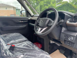 足元や運転席周りも広々としております!