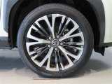 純正のアルミホイール装着車です。タイヤサイズは215/50R18です。