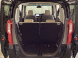 開口部も広く荷物の積み下ろしもしやすいお車となっております。シートの背もたれは5:5の割合で背もたれを可倒でき、前後のシートスライドもできるので荷室をひろげることができます。