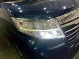白く明るい光で夜間走行をサポートするLEDヘッドランプを搭載