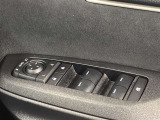 格納式リモコンドアミラーと、パワーウィンドウマスタースイッチです。車内の換気も運転席から簡単に行えます。