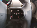 MINIの内装はとにかく『円』に拘ったデザインコンセプトが一目で伝わってきます。これほど円形に拘った車は他に御座いません。伝統のデザイン、トグルスイッチなど遊び心のある内装で御座います。