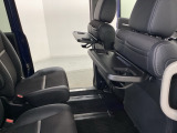 運転席・助手席の背もたれには、2列目シート用にカップホルダー付きの「格納式のシートバックテーブル」を装備しています。休憩時のちょっとした時間などカップを置いたり、小物置きに使えて便利です。