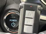 【オペレーションキー】カバンやポケットに入れたままでもドアの施錠・解錠が可能なスマートキーを装備。エンジンのオン・オフ時もカギを取り出す必要が無いからとっても便利です♪