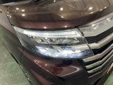 白く明るい光で夜間走行をサポートするLEDヘッドランプを搭載