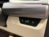 運転中にもオーディオの音量やFMの切り替えなどステアリングでの操作で切り替え可能なため、ステアリングから手を放す必要がない為、運転中でも操作が簡単でございます。