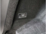 テールゲートを開けたトランクにもアクセサリーソケットを差し込めるところがあります。