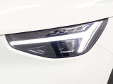 北欧神話に登場するトール神がもつハンマーをモチーフにしたT字型のポジションライトが印象的なLEDヘッドライト。一目でボルボだと認識出来ます。