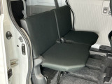 ワンアクションでダイブダウンできるリヤシートは簡単に荷室を広げることができます