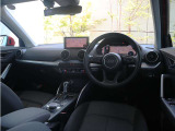 内装はシンプルに使い勝手を考え作られています。お車を運転する感覚をダイレクトに体感して頂けます。室内も広くロングドライブにも快適にお過ごしいただけます。