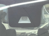 【エマージェンシーブレーキ】走行中に前方の車両等を認識し、衝突しそうな時は警報とブレーキで衝突回避と被害軽減をアシスト。より安全にドライブをお楽しみいただけます。
