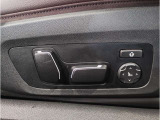 【コックピットシート】BMW車の主役席。車体中央にくる様に配置し車両重心とが一致する事でドライバーと車との一体感あるドライビングを実現。人間工学に基づき形成した形状が長時間のドライブ疲労も軽減します!