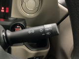オートライト機能を備えており、周囲の明るさに応じてヘッドライトが自動で点灯・消灯します。夜間やトンネル走行時も安心です。