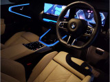【コックピットシート】BMW車の主役席。車体中央にくる様に配置し車両重心とが一致する事でドライバーと車との一体感あるドライビングを実現。人間工学に基づき形成した形状が長時間のドライブ疲労も軽減します!