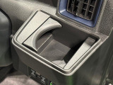 運転席側掘り込み式カップホルダー