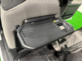 飲み物や食べ物を気軽に置ける格納式シートバックテーブルを、運転席と助手席の背もたれにご用意。車内の休憩も快適です!