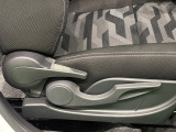 運転手の体格に合わせて運転席の座面の高さ調整ができるシートリフターが付いてます