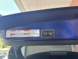 後ろが狭くてもサッと積める。途中で止められる安心のバックドア。後ろの駐車スペースが狭い時に重宝しますよ♪