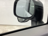 【サイドアンダーミラー】助手席側ドアミラーの下部についております。停車時・発進時などに車両左側の死角になった部分を確認するときに役立ちます。
